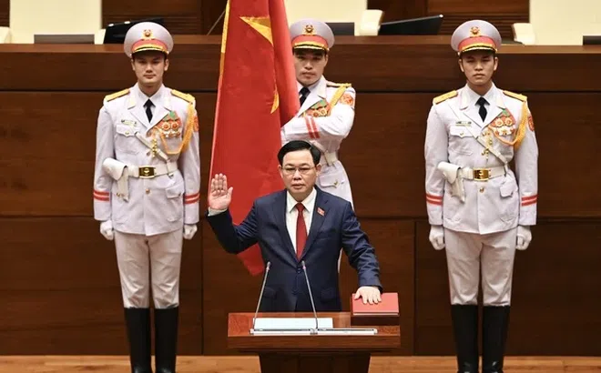 Bí thư Hà Nội Vương Đình Huệ được bầu làm Chủ tịch Quốc hội, tiến hành tuyên thệ nhậm chức