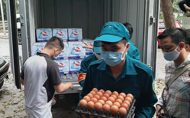 Hà Nội: Hỗ trợ nhu yếu phẩm đợt 2 cho các hộ dân khu vực cách ly phường Trúc Bạch