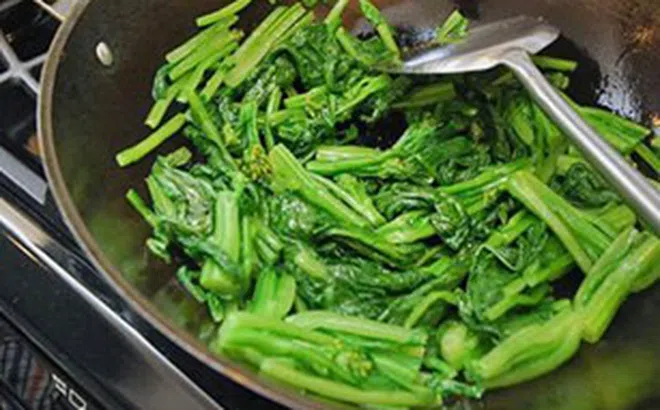 Dao cùn rỉ sét đến mấy cũng sáng bóng, sắc lẹm nhờ cách làm cực đơn giản này