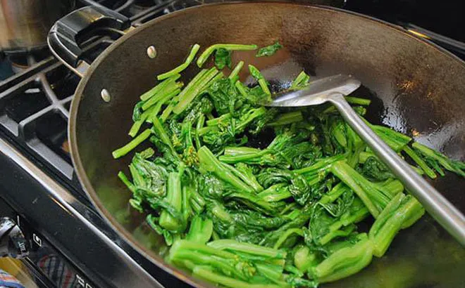 Chớ vội cho muối vào khi xào rau kẻo rau mềm nhũn, không xanh, đây mới là cách xào rau chuẩn nhất