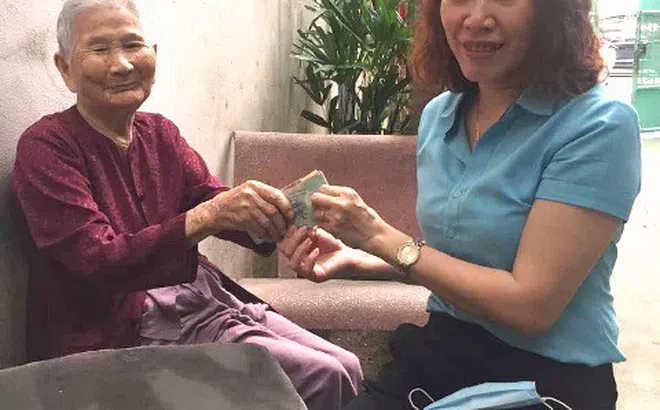 Đà Nẵng: Mẹ Việt Nam anh hùng 91 tuổi ủng hộ 5 triệu đồng dành dụm chống dịch COVID-19