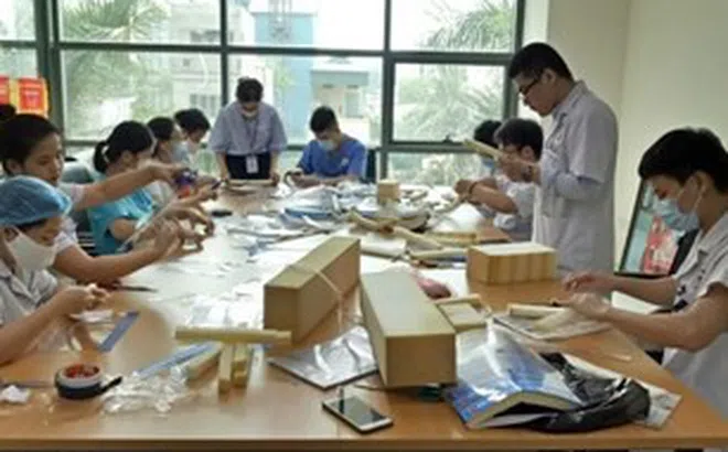 Bác sĩ “bật mí” cách làm mặt nạ che giọt bắn tặng đồng nghiệp tuyến đầu chống dịch Covid-19