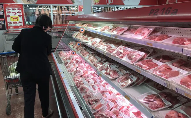 Giá cả thị trường 17/4: Chợ dân sinh đắt đỏ, siêu thị vẫn khuyến mãi thịt lợn