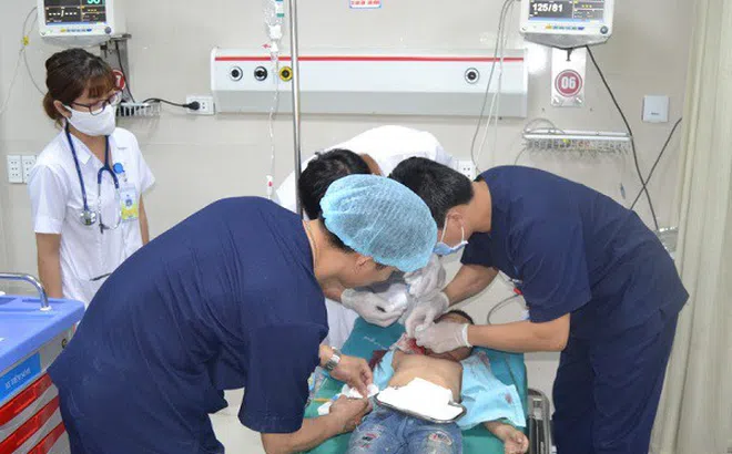 Phú Thọ: Cấp cứu bé trai 8 tuổi bị xe chở tôn cứa vào cổ