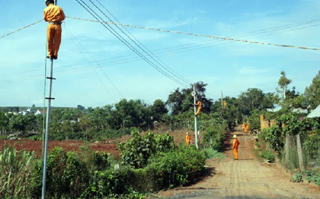 Công ty Điện lực Lâm Đồng thực hiện 35 công trình 'Thắp sáng đường quê'