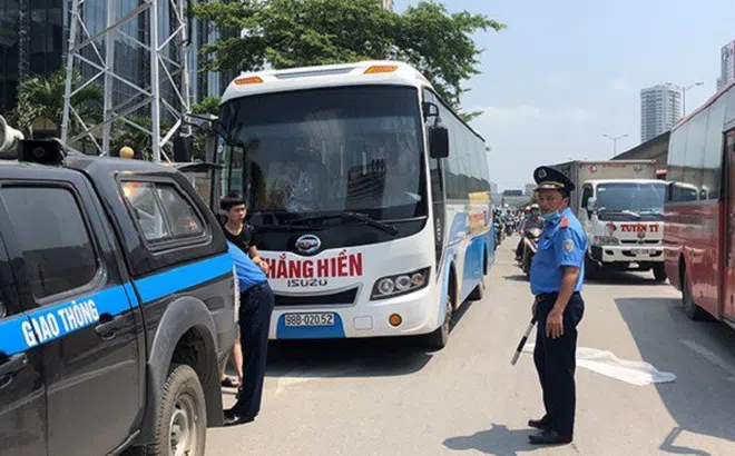 Hà Nội duy trì các trạm kiểm tra trọng tải xe lưu động